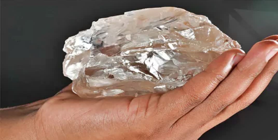 మహిళా కూలీకి దొరికిన 15 క్యారెట్ల వజ్రం