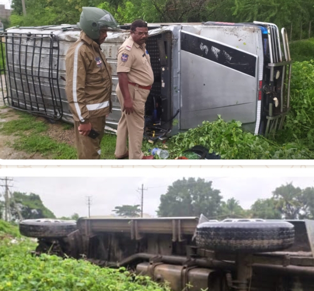 కామారెడ్డి జిల్లా కేంద్రంలో తుఫాన్ వ్యాన్ బోల్తా