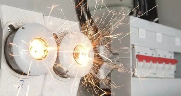 షార్ట్ సర్క్యూట్ తో గృహ నివాసం దగ్ధం