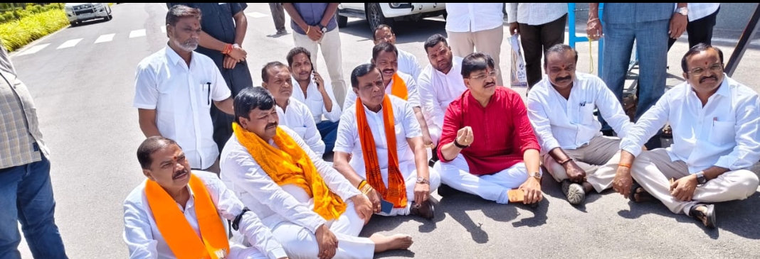 సీఎం పర్యటన సందర్భంగా కలెక్టరేట్ వద్ద ఉద్రిక్తత