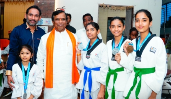 టైక్వాండోలో జాతీయ పథకాలు సాధించిన క్రీడాకారులను అభినందించిన అర్బన్ ఎమ్మెల్యే