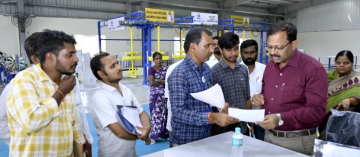 ప్రభుత్వ పాఠశాలలు, ఏ.టీ.సీ కేంద్రాలను తనిఖీ చేసిన కలెక్టర్ వినయ్ కృష్ణారెడ్డి