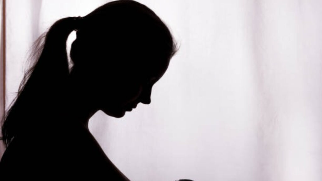 ప్రియుడి ఇంటి ముందు ప్రియురాలి బైటాయింపు