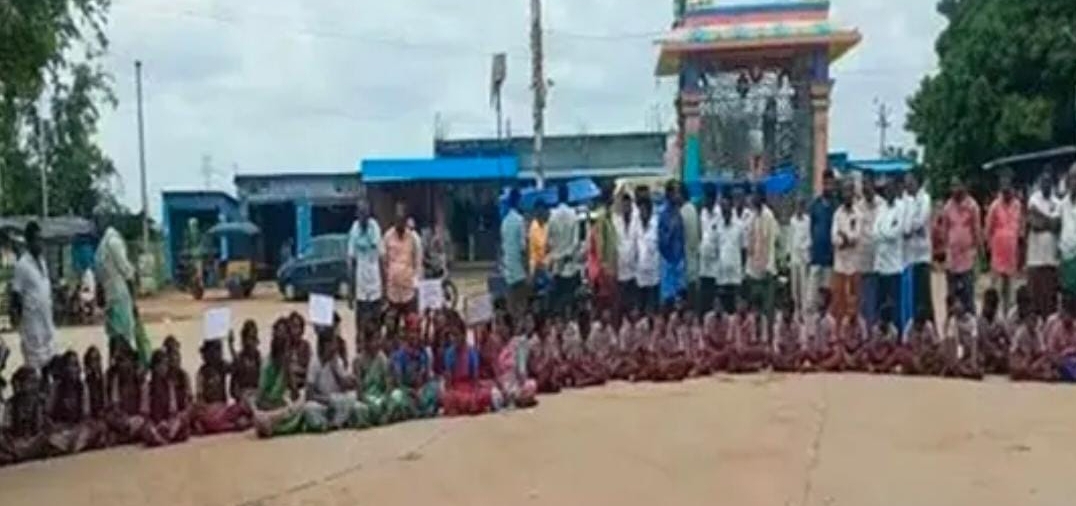 తెలంగాణలో ఉపాధ్యాయుల కొరత?: రోడ్డెక్కిన విద్యార్థులు