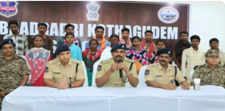 కొత్తగూడెం జిల్లాలో 17 మంది మావోయిస్టుల లొంగుబాటు