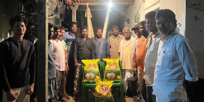 న్యూ ఎస్సీ కాలని లో నిట్ట నాగమణి దశదినకర్మ కార్యక్రమానికి ఆర్ధిక సాయం అందిందించిన జిల్లా కాంగ్రెస్ పార్టీ కాకర్ల గ్రామానికి చెందిన నాయకులు దొండపాటి శీనన్న యువసేన