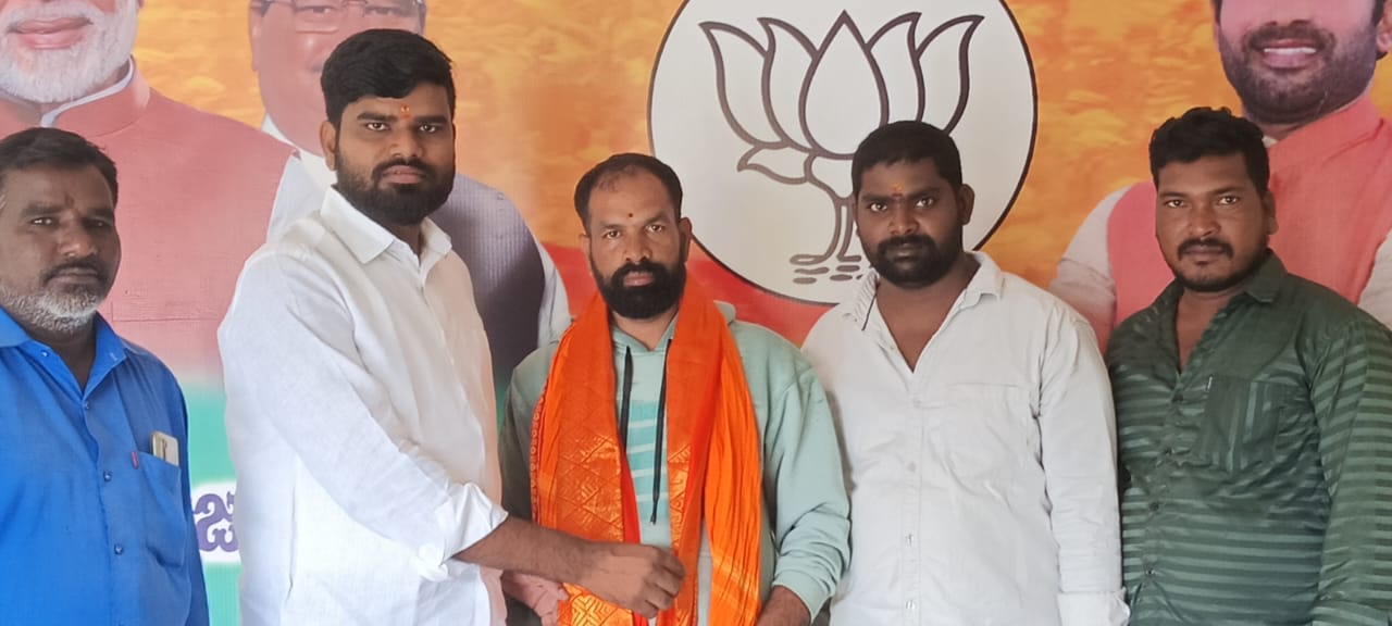 మెదక్ పార్లమెంట్ అభ్యర్థిగా వకీల్ సాబ్ గెలిచినందుకు పాదయాత్ర... శాలువాతో సన్మానం 