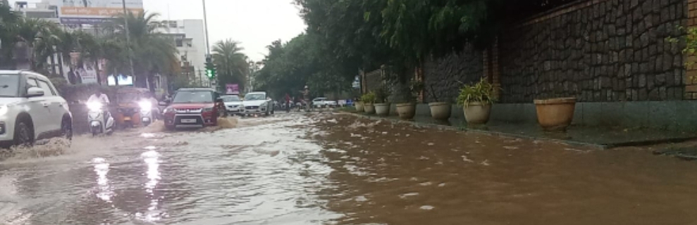 తేలికపాటి వర్షానికే చెరువులను తలపించిన ఇందూరు లోని ప్రధాన రహదారులు