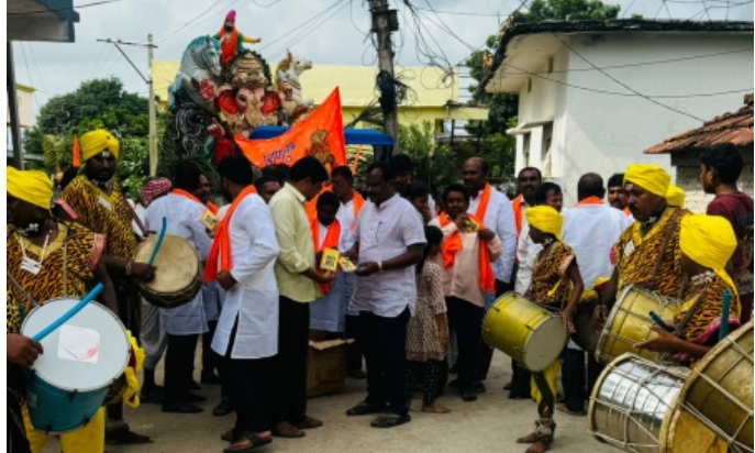 గణేష్ నిమజ్జనం సందర్భంగా భక్తులకు భగవద్గీత పుస్తకాల పంపిణీ