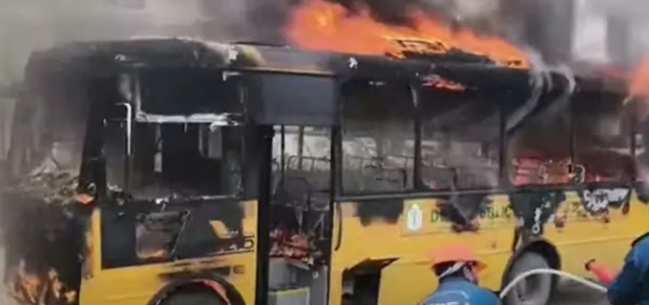 ప్రైవేట్ స్కూల్ బస్సు దగ్ధం.. విద్యార్థులు క్షేమం