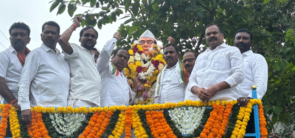 టీపీసీసీ మాజీ అధ్యక్షుడు దివంగత డి. శ్రీనివాస్ కు నివాళ్ళు అర్పించిన నిజామాబాద్ రూరల్ ఎమ్మెల్యే భూపతిరెడ్డి