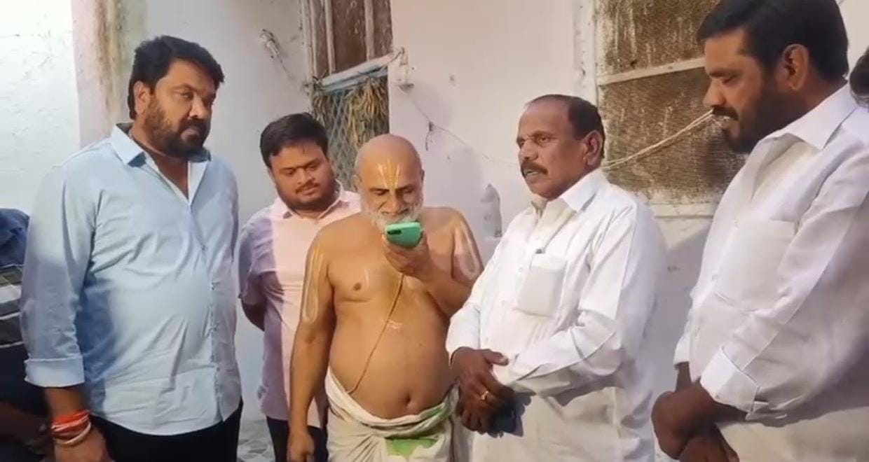 సీఎంతో మాట్లాడిన చిలుకూరు ప్రధాన అర్చకుడు రంగరాజన్