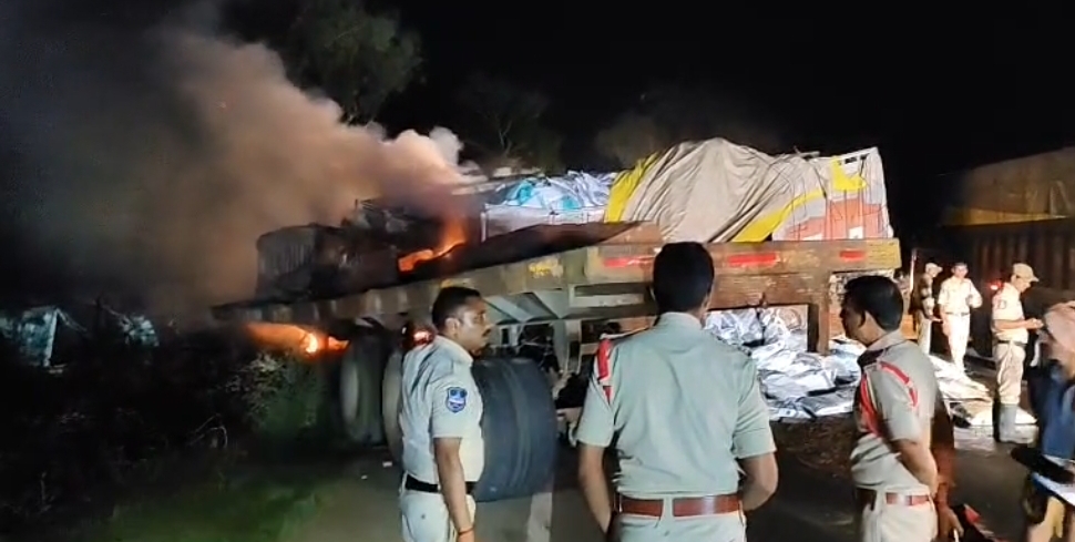 ఘోర రోడ్డు ప్రమాదం.. లారీ క్యాబిన్&zwnj;లో మంటలు అంటుకుని ముగ్గురు సజీవదహనం