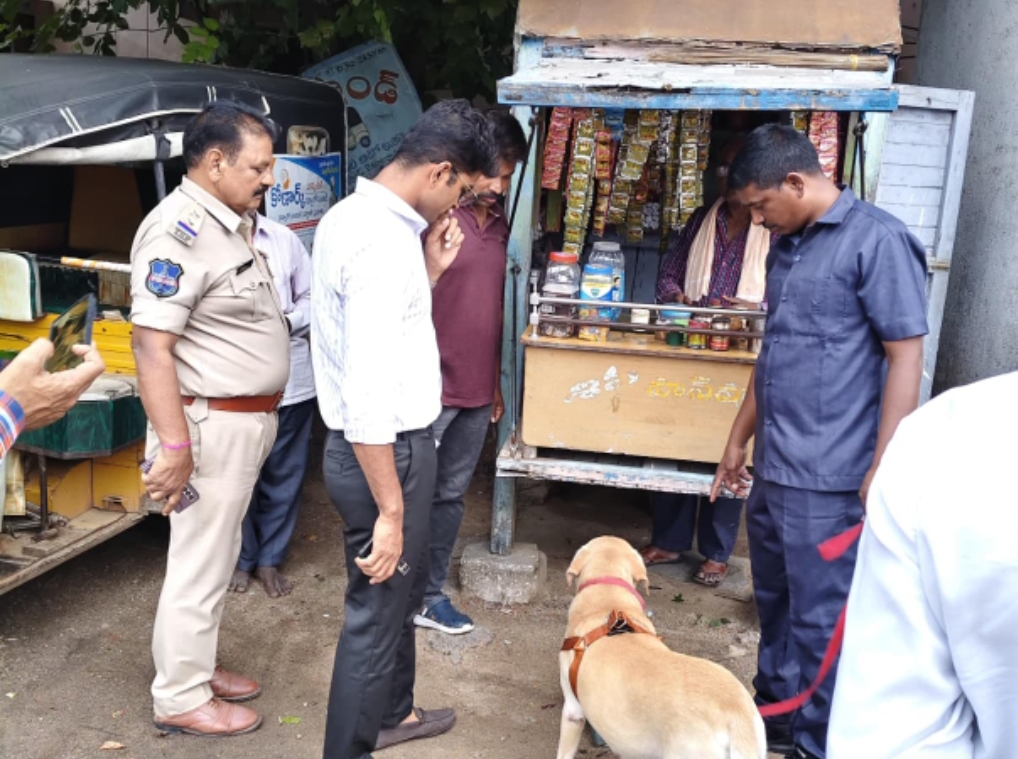 పాన్ షాప్,కిరాణా షాప్ లలో పోలీసు నార్కోటిక్  జగిలాలతో ఆకస్మిక తనిఖీలు