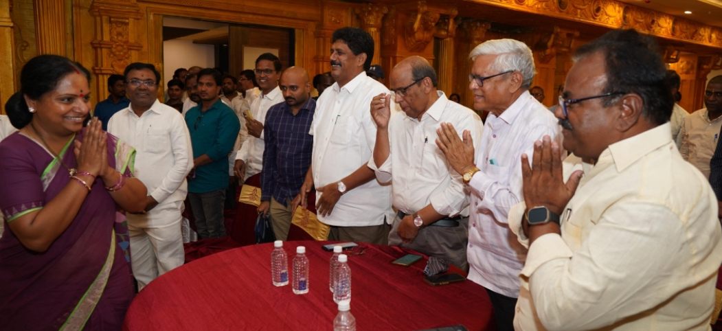 జాగృతి జనంబాట కార్యక్రమంలో భాగంగా రెండో రోజు...  మేధావులు, విద్యావేత్తలు, వివిధ రాంగాల ప్రముఖులతో తెలంగాణ జాగృతి అధ్యక్షురాలు కల్వకుంట్ల కవిత సమాలోచనలు