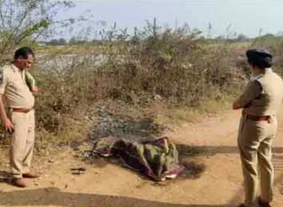 రంగారెడ్డి జిల్లాలో కాలుతున్న మహిళ మృతదేహం లభ్యం