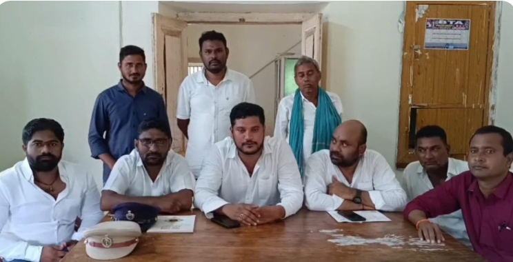 పోలీస్ స్టేషన్లోనే అధికార పార్టీ నాయకుల మీడియా సమావేశం