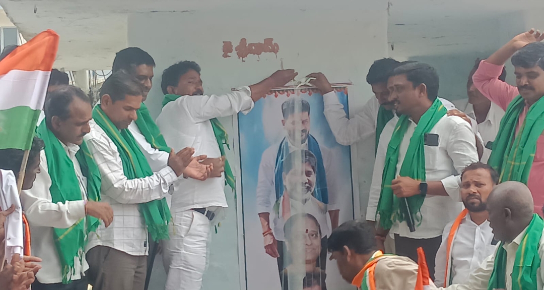 ముఖ్యమంత్రి చిత్రపటానికి పాలాభిషేకం