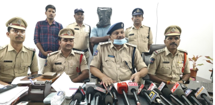 హాస్పిటల్ ఖర్చులు రీఫండ్ అంటూ మోసానికి పాల్పడిన వ్యక్తి అరెస్ట్