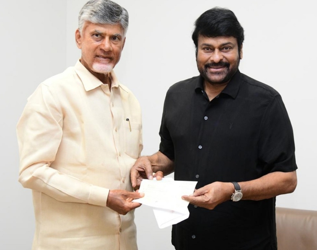 ఏపీ సీఎం చంద్రబాబుని కలిసి వరద బాధితుల సహాయార్థం కోటి రూపాయల చెక్&zwnj;ను అంద&zwnj;జేసిన చిరంజీవి