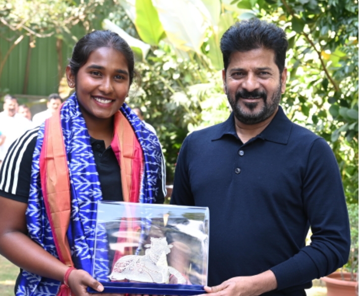 జూబ్లీహిల్స్ నివాసంలో ముఖ్యమంత్రి రేవంత్ రెడ్డిని మర్యాద పూర్వకంగా కలిసిన మహిళా క్రికెటర్ గొంగడి త్రిష