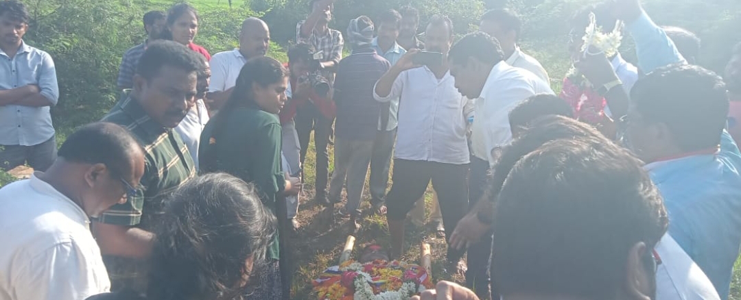వెంగనపాలెం స్మశాన వాటిక వద్ద ఏసిపి విష్ణుమూర్తి భౌతిక గాయానికి పూలమాలలు వేసి నివాళులు అర్పించిన వర్ధన్నపేట ఎమ్మెల్యే నాగరాజు