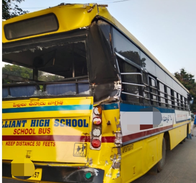 ఆగి ఉన్న స్కూల్ బస్సును ఢీకొన్న లారీ