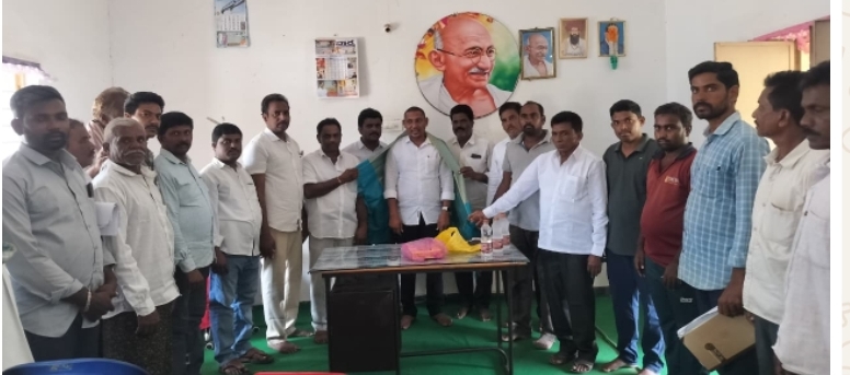 Daily Bharat జూలూరుపాడు మండల కాంగ్రెస్ పార్టీ అధ్యక్షులుగా ఎన్నికైన  మాలోత్ మంగీలాల్ నాయక్ శుభాకాంక్షలు తెలియజేసిన పాపకొల్లు గ్రామ సర్పంచ్ బాదావత్ రాంబాబు