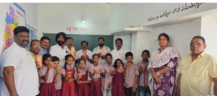 లయన్స్ క్లబ్ ఆఫ్ ఇందూర్ ఆధ్వర్యంలో జిపిఎస్ గుర్బాబాడి స్కూల్&zwnj;లో పేద విద్యార్థులకు నోట్ బుక్స్, పెన్నులు పంపిణీ