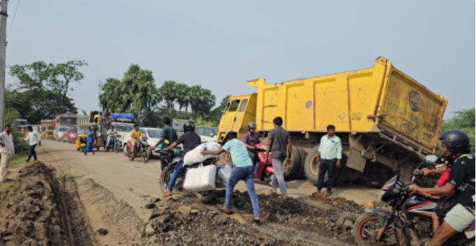 ఎటపాక రహదారిలో ఇరుక్కుపోయిన టిప్పర్ భారీగా ట్రాఫిక్ జామ్