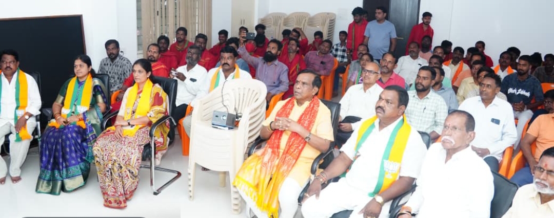 నిజామాబాద్ అర్బన్ క్యాంప్ కార్యాలయంలో ప్రధాని మన్ కి బాత్  కార్యక్రమాన్ని వీక్షించిన అర్బన్ ఎమ్మెల్యే