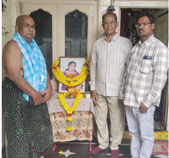 జెన్నారెడ్డి విజయ దశదిన కర్మ కార్యక్రమంలో నివాళులర్పించిన ఉమ్మడి జిల్లాల డైలీ భారత్ స్టాఫ్ రిపోర్టర్ గుమ్మడి మహేష్, రిటైర్డ్ ఏఎస్ఐ నాగేశ్వరరావు