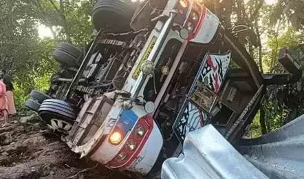 అయ్యప్ప భక్తులతో వెళ్తున్న బస్సు బోల్తా.. ఒకరు మృతి