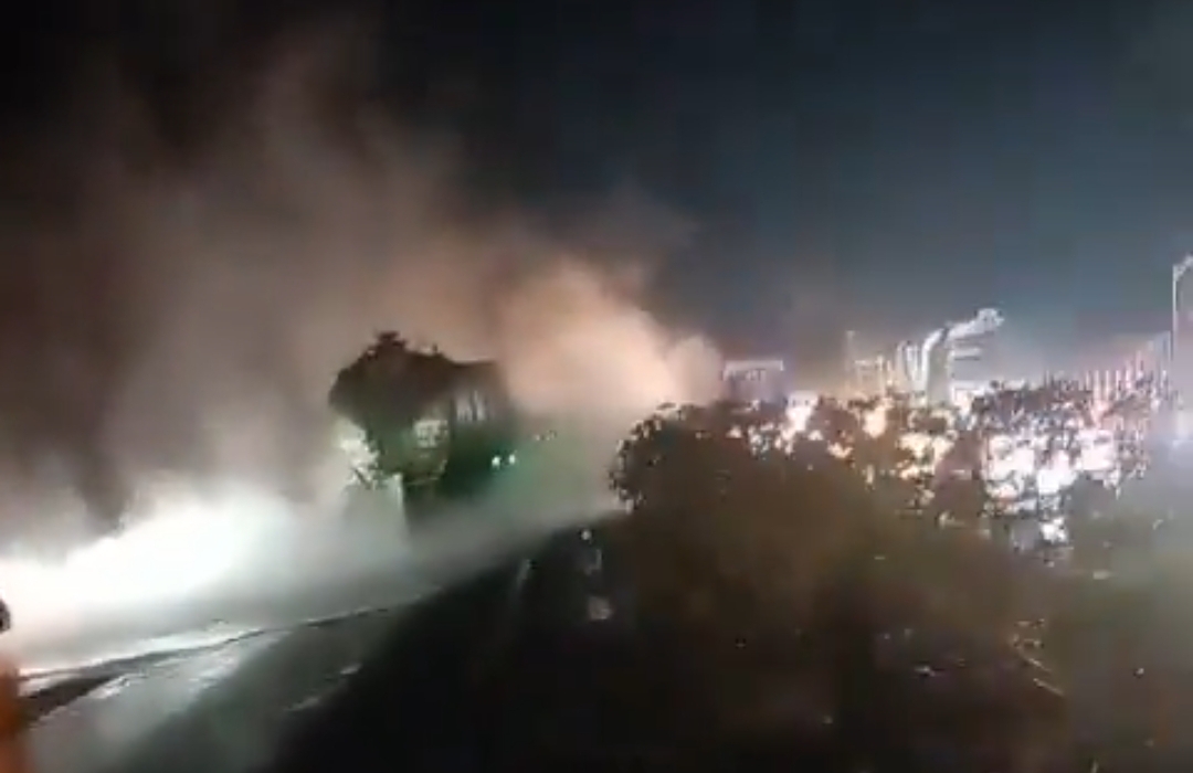 గ్యాస్ సిలిండర్ లారీని ఢీకొన్న ఆయిల్ ట్యాంకర్