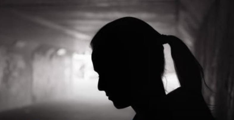 కాలేజీ టాయిలెట్&zwnj;లో ప్రసవం..యూట్యూబ్&zwnj;లో చూసి బొడ్డుకోసి శిశువును చెత్తకుప్పలో పడేసిన విద్యార్థిని!