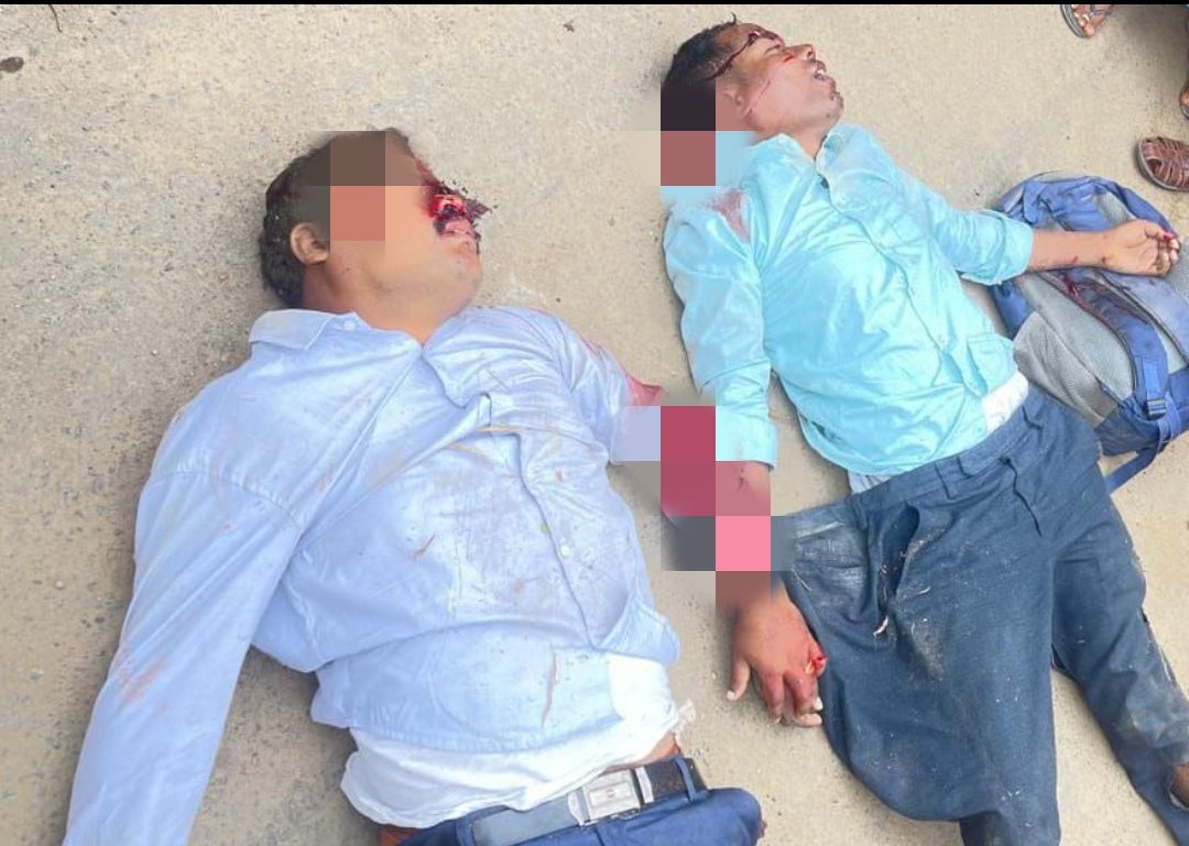 రోడ్డు ప్రమాదంలో ఇద్దరు ప్రభుత్వ ఉద్యోగుల మృతి