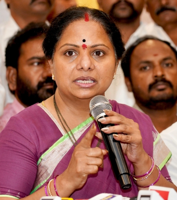 తన ఓటమికి కారణమైన నిజామాబాద్ మాజీ బీఆర్ఎస్ ఎమ్మెల్యేలు అని కవిత చేసిన వ్యాఖ్యలపై ఆ పార్టీ నేతలు స్పందిస్తారా..? మౌనం వహిస్తారా