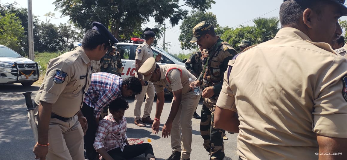 మానవత్వం చాటుకున్న పోలీసులు.