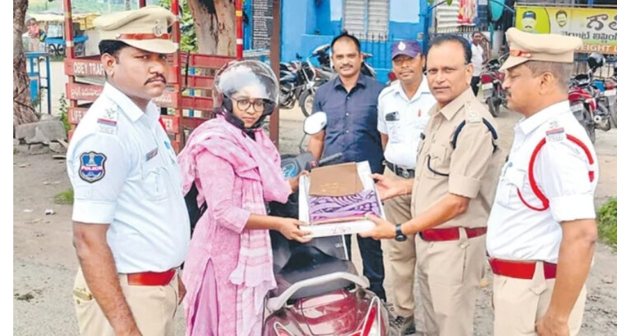 ట్రాఫిక్ రూల్స్ పాటించే వారికి గిఫ్ట్ ప్యాక్