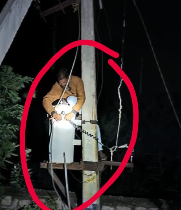 వర్షాకాలం సీజన్లో విద్యుత్ శాఖ సిబ్బంది ప్రాణాలతో చెలగాటం