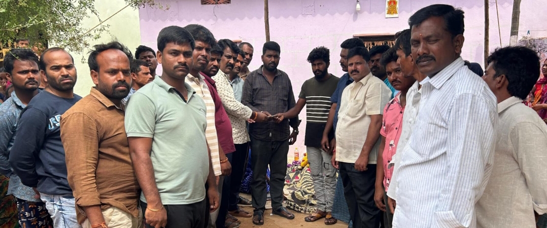 ఆర్థిక సాయం అందించిన నాయకులు