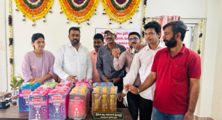 మున్సిపల్ సిబ్బంది కోసం వాటర్ బాటిల్స్ డొనేట్ చేసిన జర్నలిస్టులు