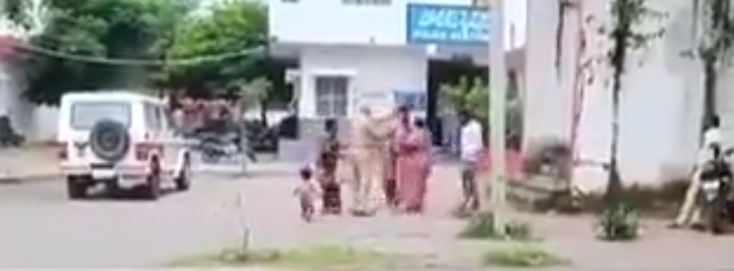 మహిళపై లాఠీ చేసుకున్న పోలీసులు