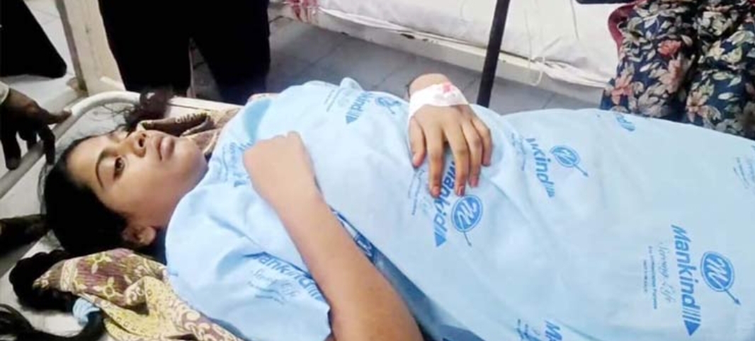 పాఠశాల భవనం పై నుండి కిందికి  దూకి విద్యార్థిని ఆత్మహత్యాయత్నం