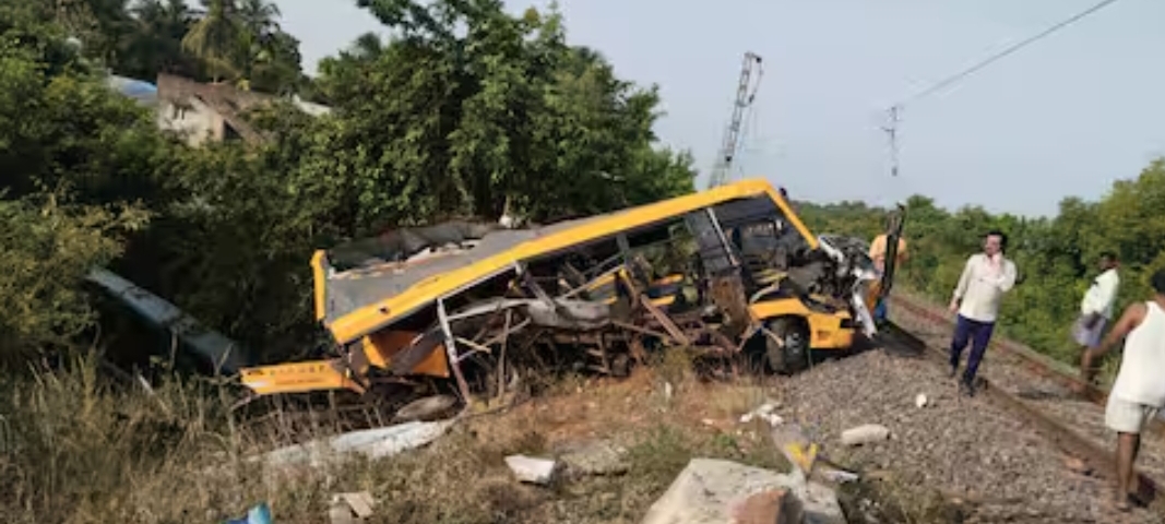 ఘోర ప్రమాదం.. స్కూల్&zwnj; వ్యాన్&zwnj;ను ఢీ కొట్టిన రైలు.. చిన్నారుల మృతి