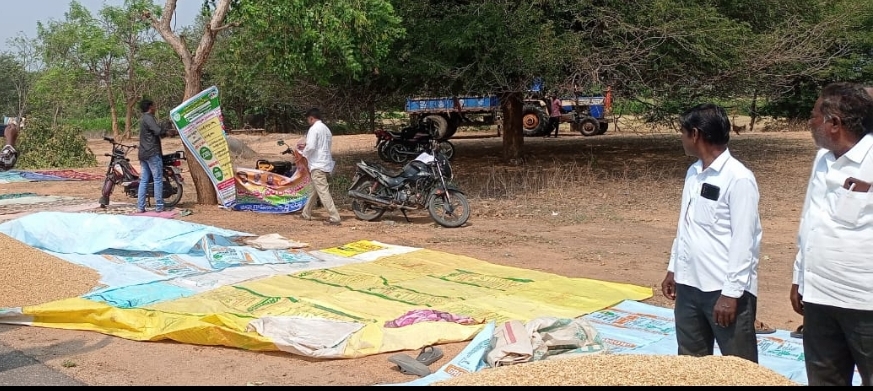 ప్లెక్సీ లో ఫోటో కోసం టిఆర్ఎస్ నాయకుల పాకులాట