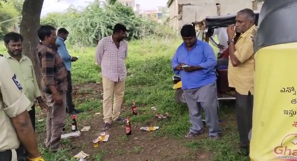 బహిరంగంగా మద్యం సేవిస్తున్న మందు బాబులని అదుపులోకి తీసుకున్న పోలీసులు