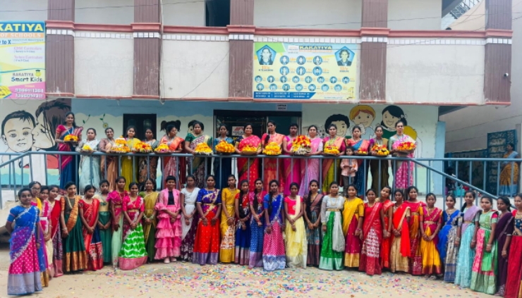 కాకతీయ పాఠశాలలో ఘనంగా బతుకమ్మ వేడుకలు.. ఆడిపాడిన ఉపాధ్యాయులు