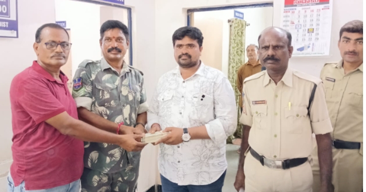 మానవత్వం చాటిన పోలీస్