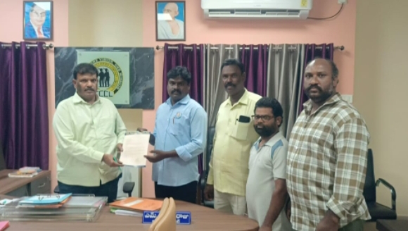 కొత్తగూడెం సింగరేణి ఏరియా కార్మిక కుటుంబాలను కోతుల బెడద నుండి రక్షించండి. పూల : రవీందర్ మాల మహానాడు జిల్లా అధ్యక్షుడు